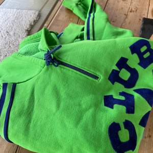 Snygg retro hoodie i grön med blå sammetstext. Köpt i London på 90-talet. I jättefint skick.