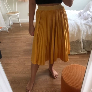 Gul/guldig kjol - Väldigt fin kjol som jag endast använt någon enstaka gång. Bra kvalité och tjock i tyget. 