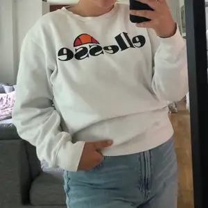 Snygg sweatshirt från Ellesse i ett bra skick! Storlek 42 och passar de flesta storlekar beroende på hur man vill att den ska sitta💛💛 buda i kommentarerna!