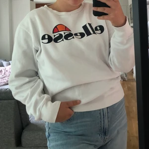 Ellesse sweatshirt - Snygg sweatshirt från Ellesse i ett bra skick! Storlek 42 och passar de flesta storlekar beroende på hur man vill att den ska sitta💛💛 buda i kommentarerna!