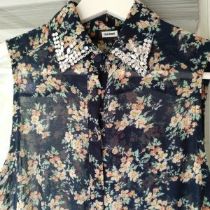 Blommig jumpsuit - Blommig jumpsuit i blått. Luftig. Frakt tillkommer