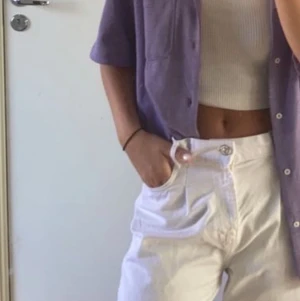 Vita jeans från Zara i storlek 36 - Säljer mina fina jeans från zara i storlek 36, använd fåtal gånger och är verkligen jättecoola men jag säljer pga att jag inte använder vita jeans så mycket å tkr de förtjänas att användas mer! Om man vill ha mer bilder så skriv privat 🥰🥰