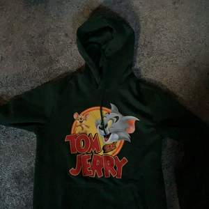  hoodie ifrån hm herravdelning. Den är jättefin och skön men kommer inte till. Hör av dig om du har fler frågor eller vill ha andra bilder🥰 många intresserade så jag startar en budgivning, startbud 100kr+frakt. Buda i kommentarerna:) fram tills 10/8 20.00