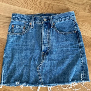 Levis Jeanskjol  - Säljer min fina jeanskjol som har blivit för liten, säljer den för 200kr💛