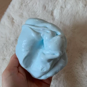 Blått slime  - Detta är ett super tjockt blått slime som doftar tutti frutti. Det har även lite blåa dekorationer i sig som små blå hjärtan och blå fishbowl beads!!