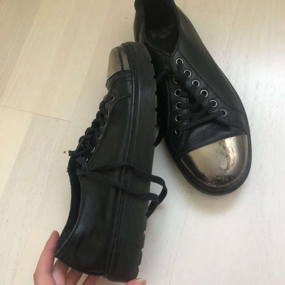 Sjukt snygga unika Dr Martens med låg sula och silver längst fram. De är aningen slitna och använda men i fint skick! . Skor.