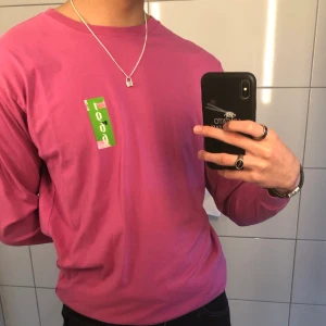Vans mörk rosa longsleeve - Mörk rosa vans longsleeve. Jättefin färg 💖 och ännu finare print på ryggen 🛹 En utav mina favorit longsleeves💥 Frakt behandlas av köparen :D