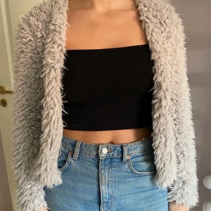 Grå fuskpälsjacka - Jacka från ginatricot i strl XS, passar även S. En del slitningar då den är använd mycket 💓