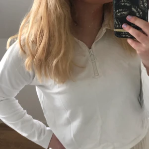 Söt tröja  - Söt tröja med zip up. Priset är exkl frakt 