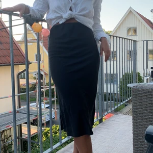 Svart satinkjol från Ginatricot - Bra skick och bara använd ca tre gånger! Köpt för ca 2 månader sen