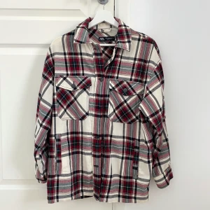 flanellskjorta - flanellskjorta från zara i storlek XS, men är oversize så passar upp till L