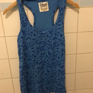 Blått linne med blommor köpt secondhand - Köpt på humana ,nypris 120,så fin