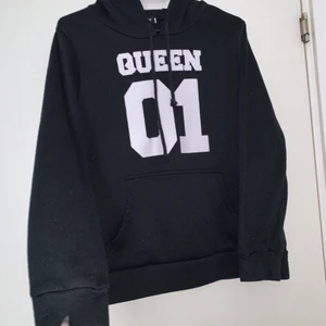 Hoodie - Svart hoddie med QUEEN tryck, hämtas upp eller fraktas. Köparen står för frakt. Frakten ligger på ca 40kr. Skicka privat för bättre bild.