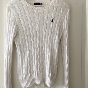 Ralph Lauren tröja  - Ralph lauren kabelstickad vit tröja i storlek M, den är lite stor för mig så därför säljer jag den.