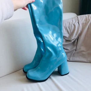 Coola blå vinyl boots - Supercoola stövlar i vinyl/PU/latex-liknande material. Passar en stl 38, säljes på grund av köpte fel storlek. Säljer för halva inköpspriset! Köparen står för frakt, skickar spårbart med Posten Skicka Lätt☺️
