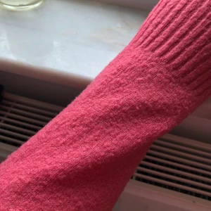 Rosa stickad  - Superfin rosa stickad köpt på Lindex! Skönaste plagget jag ägt! Priset är exkl frakt!