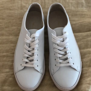 Fräscha William strouch skor - Helt oanvända vita sneakers, as sköna och as fräscha, passar till allt och piggar upp en outfit👍🏽