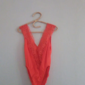 BODY IFRÅN HUMANA - Helt nyinköpt. Tyvärr för stor för mig! Säljer för samma jag köpte den för. 