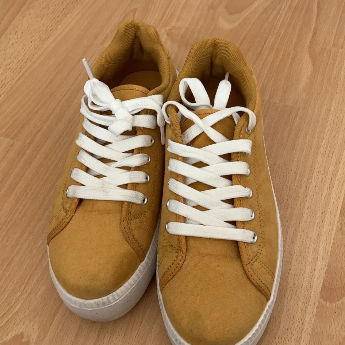 Gula platåskor stl 38 - 90