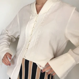 gräddvit skjorta - jättefin skjorta med sjukt snygga detaljer i fronten! Storlek 38 & sitter även fint oversized