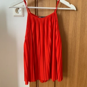 Zara blus, storlek S - Jättefin topp från Zara i storlek S (passar även XS). Använd en gång. Frakt tillkommer!