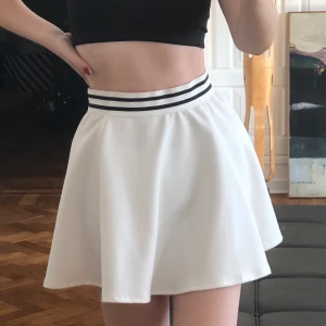 Tenniskjol - Oanvänd vit tenniskjol i storlek XS. Supersöt och trendig. Säljer en likadan i svart. frakt tillkommer!😇