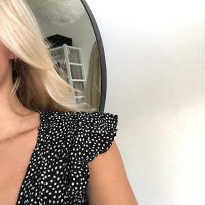 Prickig omlottklänning från Zara - Prickig omlottklänning från Zara i tunt och skönt material. Mycket gott skick. Frakt ingår!