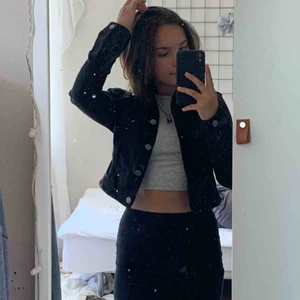  - Tunn jeans/mocka jacka köpt på plick men endast använd nån gång då den inte riktigt passar mig🥰