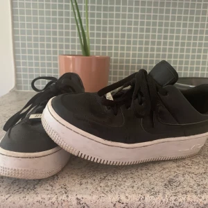 Nike Air Force 1 sage Low  - Skorna är använda i 1-2 månader av och till men är för stora för mig då mina fötter har krympt under min graviditet.  Inköpa för 1200 kr. Pris kan diskuteras vid snabb affär. Kan skickas men köpare får stå för frakt. 