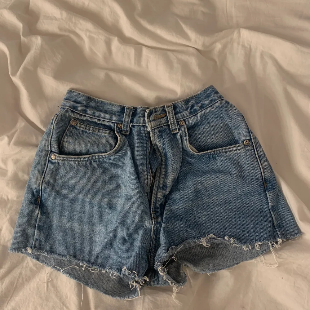 Ett par jeansshorts från Calvin Klein, väldigt snygga och trendiga. . Shorts.