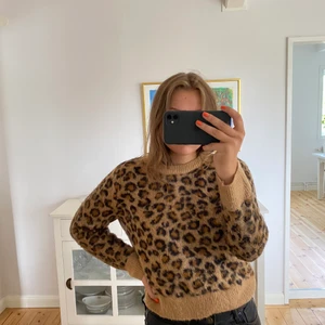 Leopardmönstrad stickad  - Så snygg stickad tröja som jag dock aldrig fått användning för, köpt för något år sedan.
