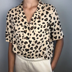 Leopardmönstrad skjorta - Använd ett fåtal gånger, buda i kommenarerna eller meddela mig vid intresse:)