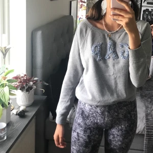 Grå sweater  - Grå sweater från GAP, frakt tillkommer