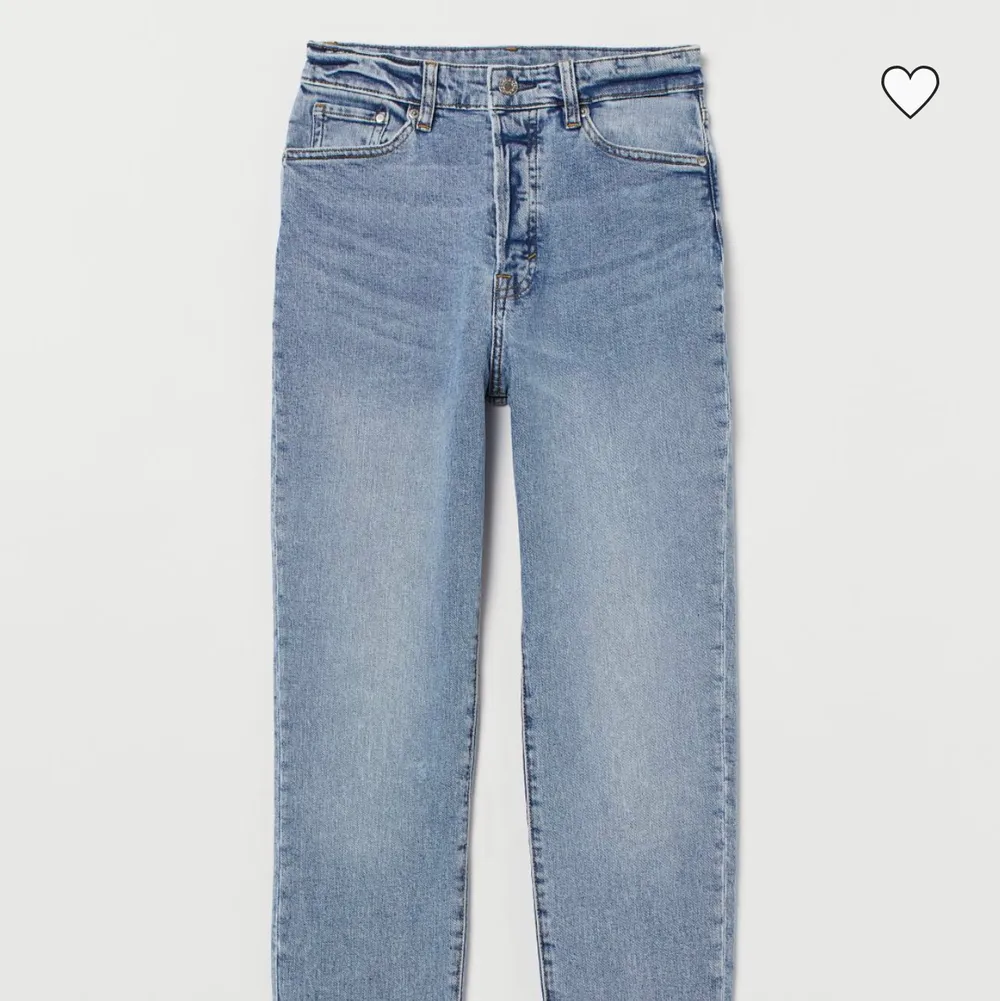 Säljer dessa mom jeans från HM, lita använda men bra skick. Ordinarie pris 300 kr. Pris kan diskuteras. Fler intresserade blir det budgivning. Frakt tillkommer, tror att frakten ligger på 66 kr. Jeans & Byxor.