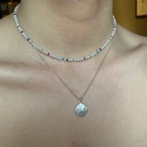 pärlhalsbandu - Ett jättegulligt pärlhalsband av vita vaxade glaspärlor och färglada glaspärlor! Går att förlänga med en kedja✨ Frakt INGÅR i priset (69kr + 11kr frakt)❤️