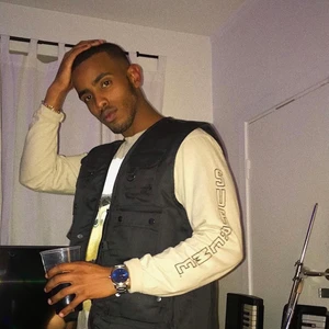 Supreme Mike Kelley storlek M - Säljer en långärmad Supreme Mike Kelley T-shirt i storlek M. Tröjan är fortfarande i bra skick och den har en ganska relaxed fit. Budgivningen börjar på 500kr