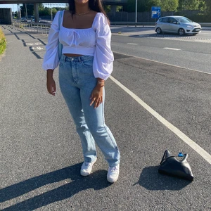 Weekday Row - Säljer mina ljusblåa weekday byxor i modellen Row. Använda ett få tals gånger så är i väldigt gott skick! Säljer pågrund av att jag längre inte använder blåa jeans. Storleken är 29/32 så passa mig bra i längden och är 169. Skickar önskade bilder och köparen står för frakt💗💗