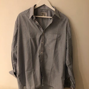 Skjorta - Snygg skjorta från Armani storlek S men väldigt oversized 