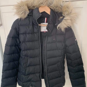 Tommy hilfiger jacka - Xs nästan oanvänd jättefint skick🥰