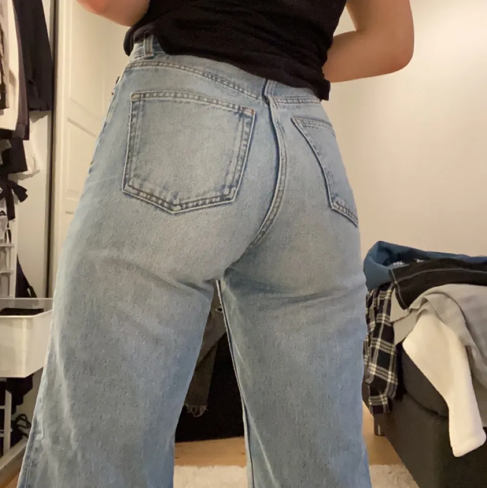 Populära jeans från monki. Är 170 cm och dem är långa på mig💓. Jeans & Byxor.
