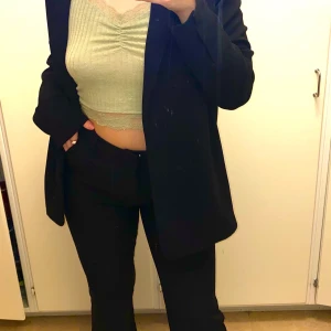 Svart kavaj, NA-KD - En svart kavaj från NA-KD. Storlek 40, men kan sitta snyggt oversized i någon med mindre storlek ;) Knappt använd! Nypris var 699kr. Skicka gärna ett meddelande om ni vill se fler bilder💖