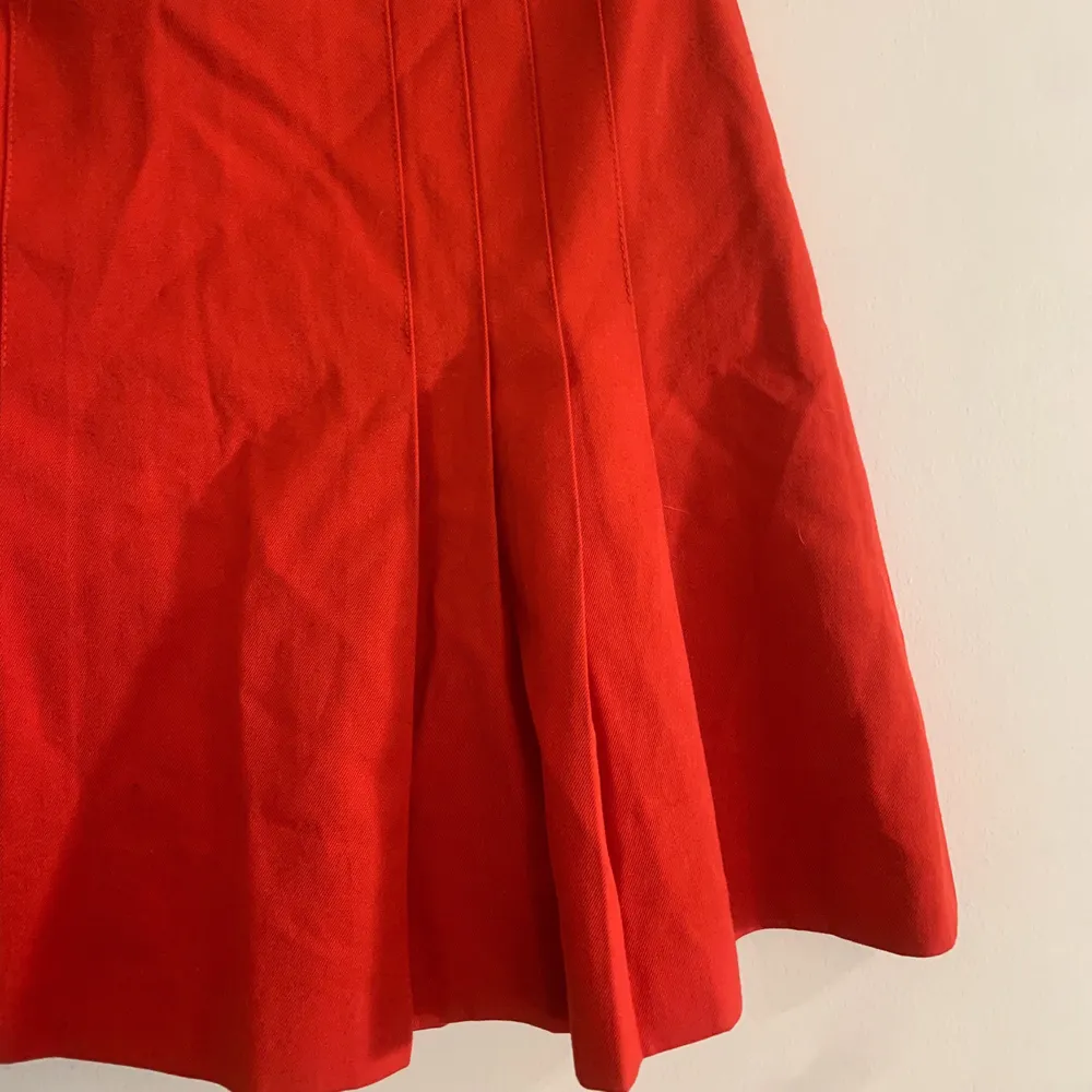 Retro, röd plisserad kjol. Bedömer den som en XS. . Kjolar.