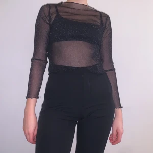 Meshtopp - Meshtopp med glittertråd och lettuce-hem från Brandy Melville. 