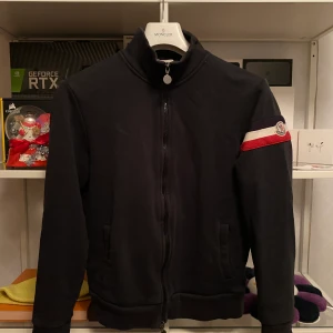 Moncler Tricolor Zip Sweater - Storlek Medium, 8/10 skick.