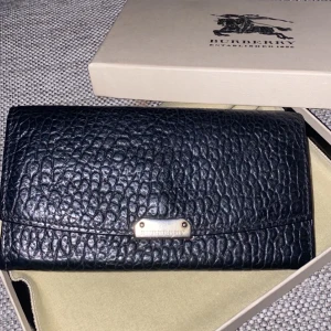 Burberry plånbok - Säljer min Burberry plånbok för 1100 kr. Den är äkta och jag har använt den några gånger. Det var länge sen jag använde den, använder knappt den och vill därför sälja plånboken. Den köptes för 4000. 