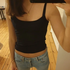 Linne zara  - Säljer mitt svarta linne från zara, felfritt! Jättenajs till fest tillsammans med smycken oså👍💕