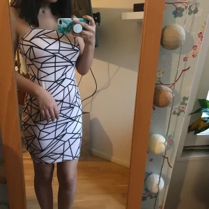 Klänning  - En väldigt häftig och snygg klänning. Har aldrig haft på mig den, endast testad. Är kort och tror den skulle passa mycket bättre på någon annan ☺️. Storleken är S men skulle tro att den passar en M också då den är väldig stretchig. Axelrämarna är också justerbara