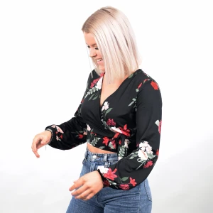 Söt, stretchig topp - En fin, kortare, v-ringad, croppad top med tightare midja och stretchigt material samt knytband i midjan.