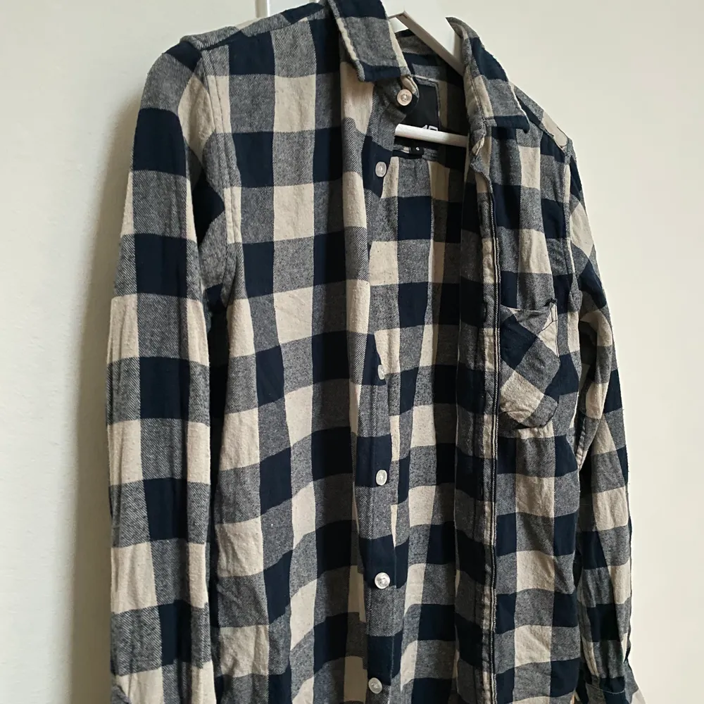 Jättefin skjorta från Lager 157. Perfekt att använda över en annan tröja eller bara som den är. Storlek S. Säljer för 49kr exklusive frakt💞. Skjortor.