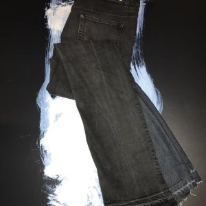 Acne Jeans ”Flare Custom” - //BUD FRÅN 600kr\\ Galet snygga Custom flare Jeans från acne, storlek 31/32 midjan skulle jag säga kan upplevas lite mindre. Riktigt häftiga jeans! Frågor eller annat, skicka ett medelande